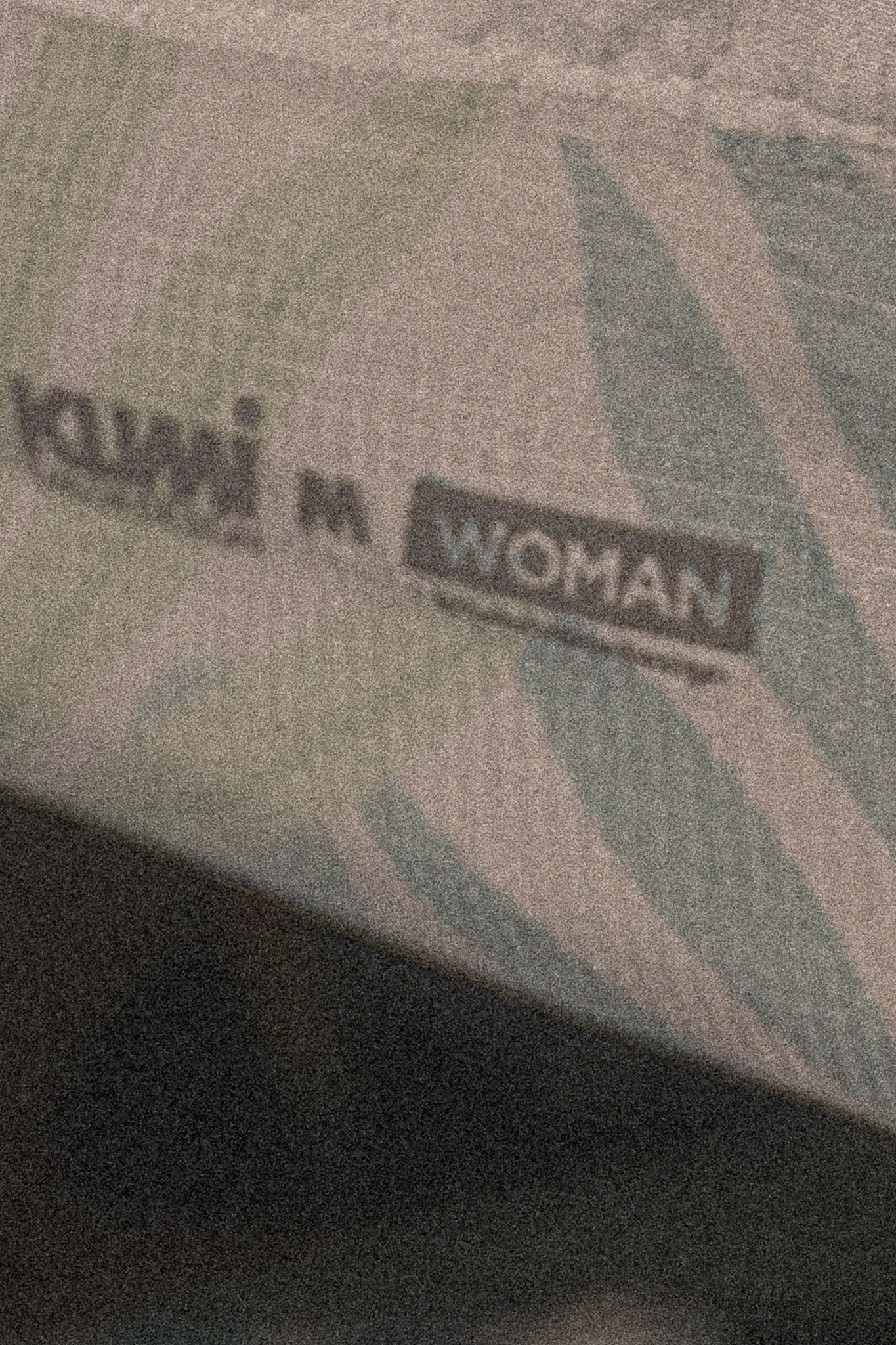 Sombra de marca KUMI sobre superficie deportiva