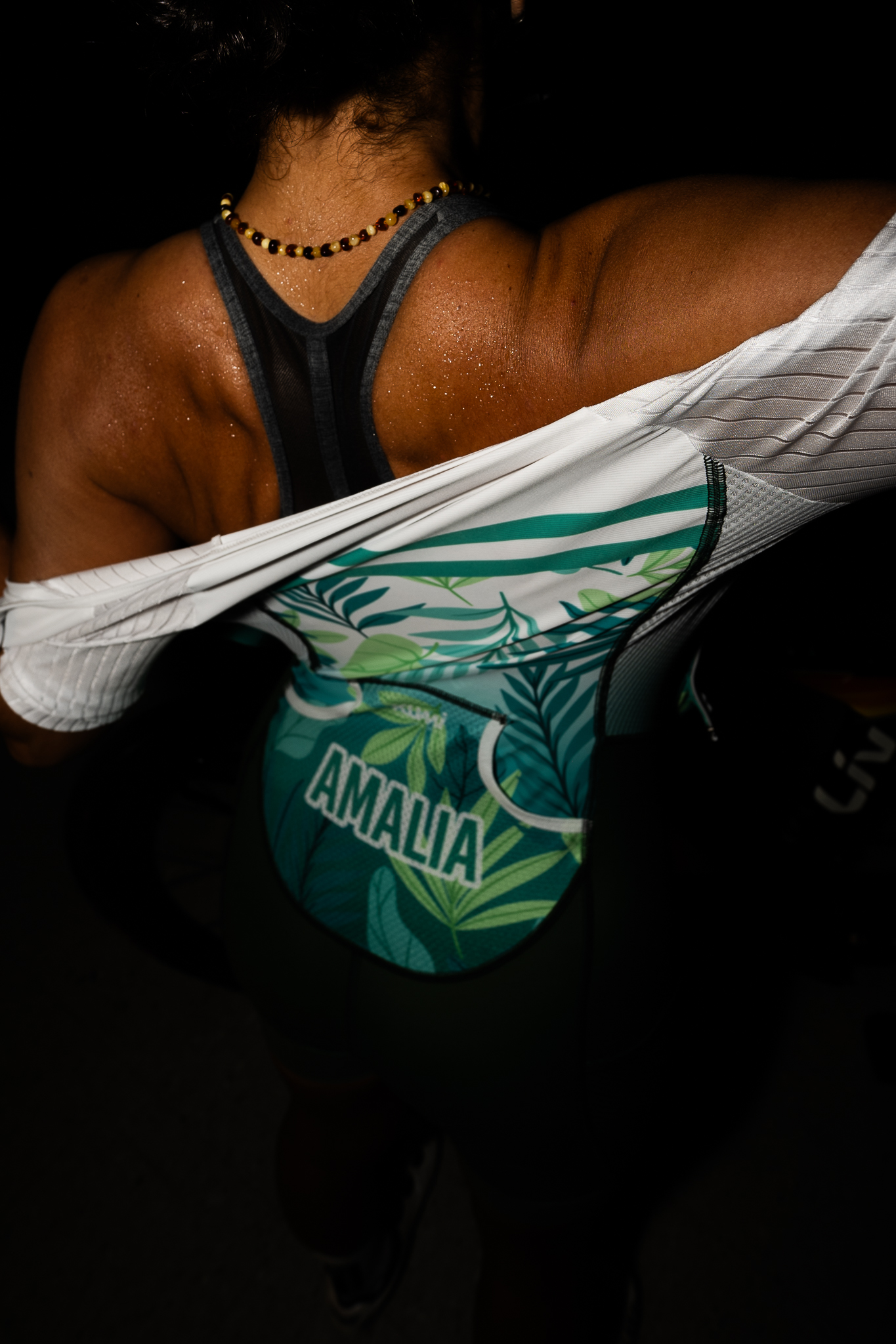 Detalle de prenda deportiva personalizada con nombre